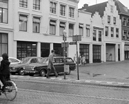 855050 Afbeelding van een bushalte voor de stadsbussenlijnen 2 en 12 op de Ganzenmarkt te Utrecht, met op de ...